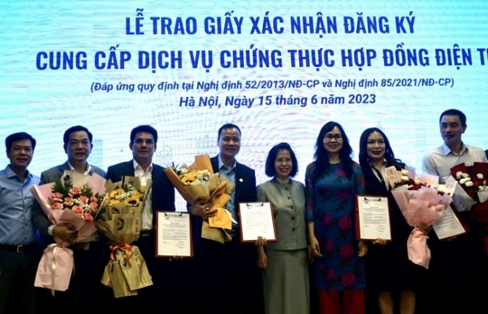 Trao giấy xác nhận đăng ký cung cấp dịch vụ chứng thực hợp đồng điện tử cho 5 doanh nghiệp