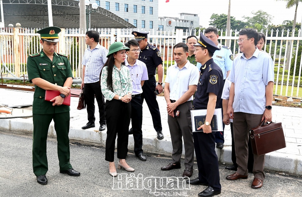 Bà Đoàn Thu Hà trao đổi với đại diện Chi cục Hải quan cửa khẩu Chi Ma về tình hình XNK hàng hóa qua cửa khẩu Chi Ma. Ảnh: Mai Lưu