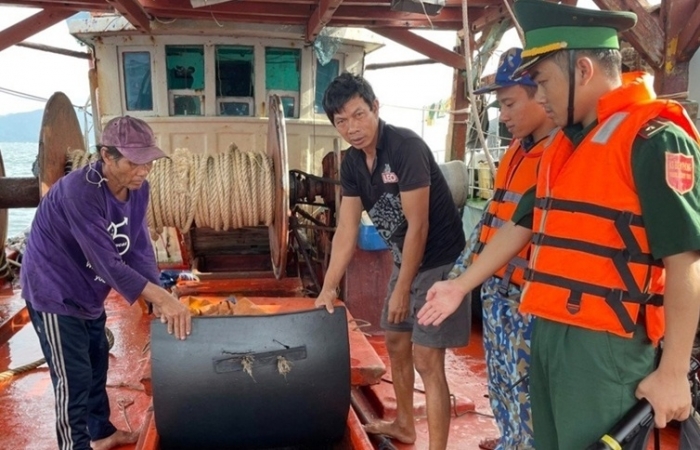 Biên phòng bắt giữ tàu chở khoảng 22.000 lít dầu DO không rõ nguồn gốc