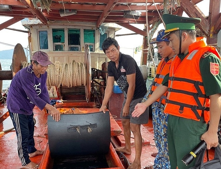 Lực lượng chức năng kiểm tra tàu chở dầu vi phạm. Ảnh: Hải đoàn 28