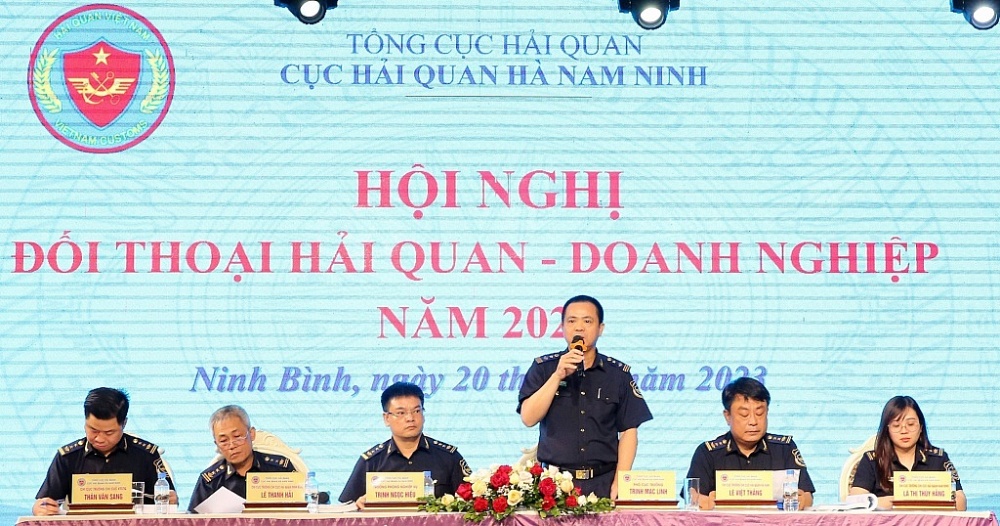 Đại diện lãnh đạo Cục Hải quan Hà Nam Ninh trả lời cụ thể từng vướng mắc cho DN. 	Ảnh: H.Nụ