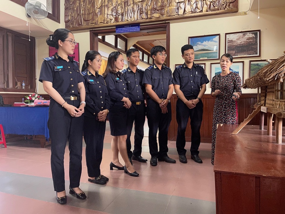 Đoàn Thanh niên Hải quan Quảng Ngãi tặng quà cho học sinh có hoàn cảnh khó khăn