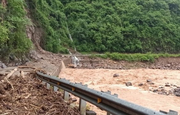 Mưa lũ, sạt lở gây sự cố lưới điện ở nhiều khu vực