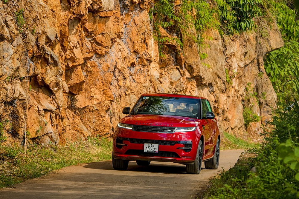 Ngẫu hứng cùng Range Rover Sport 2023: Tận hưởng niềm vui sau tay lái