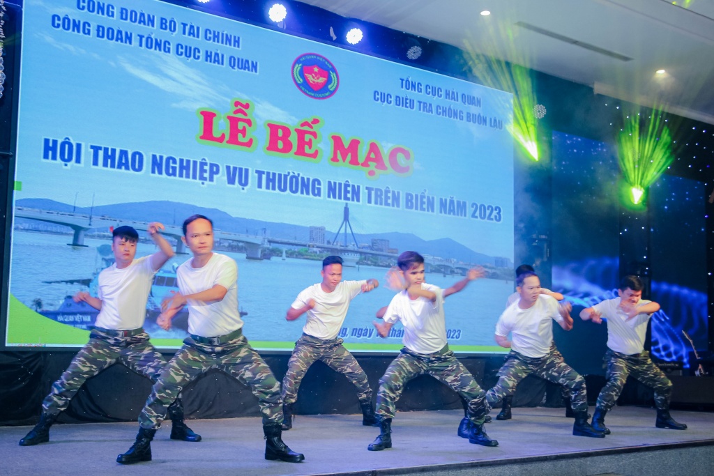 Tặng thưởng các tập thể và cá nhân xuất sắc trong Hội thao nghiệp vụ thường niên trên biển