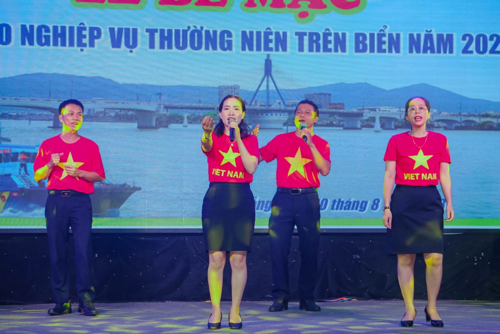 Tặng thưởng các tập thể và cá nhân xuất sắc trong Hội thao nghiệp vụ thường niên trên biển