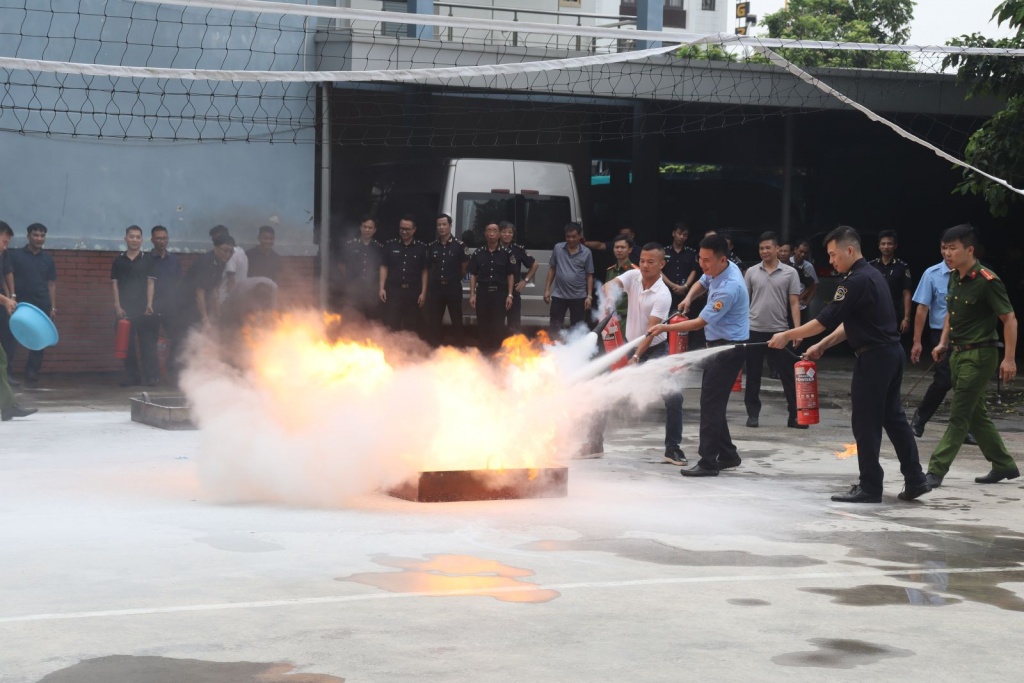 Hình ảnh công chức Hải quan Hải Phòng tập huấn các tình huống phòng cháy, cứu nạn