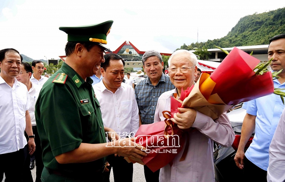 Lãnh đạo Bộ Chỉ huy BĐBP tỉnh tặng hoa Tổng Bí thư Nguyễn Phú Trọng tại Cửa khẩu Quốc tế Hữu Nghị. Ảnh: T. Dũng