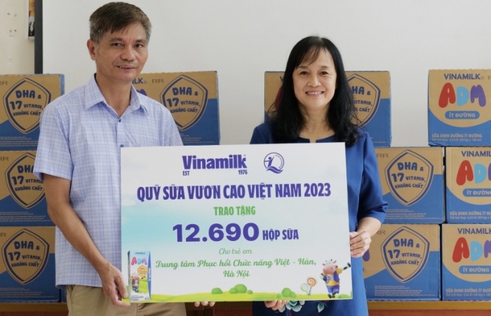 Quỹ sữa Vươn cao Việt Nam và Vinamilk trao sữa đến trẻ em nhân dịp năm học mới