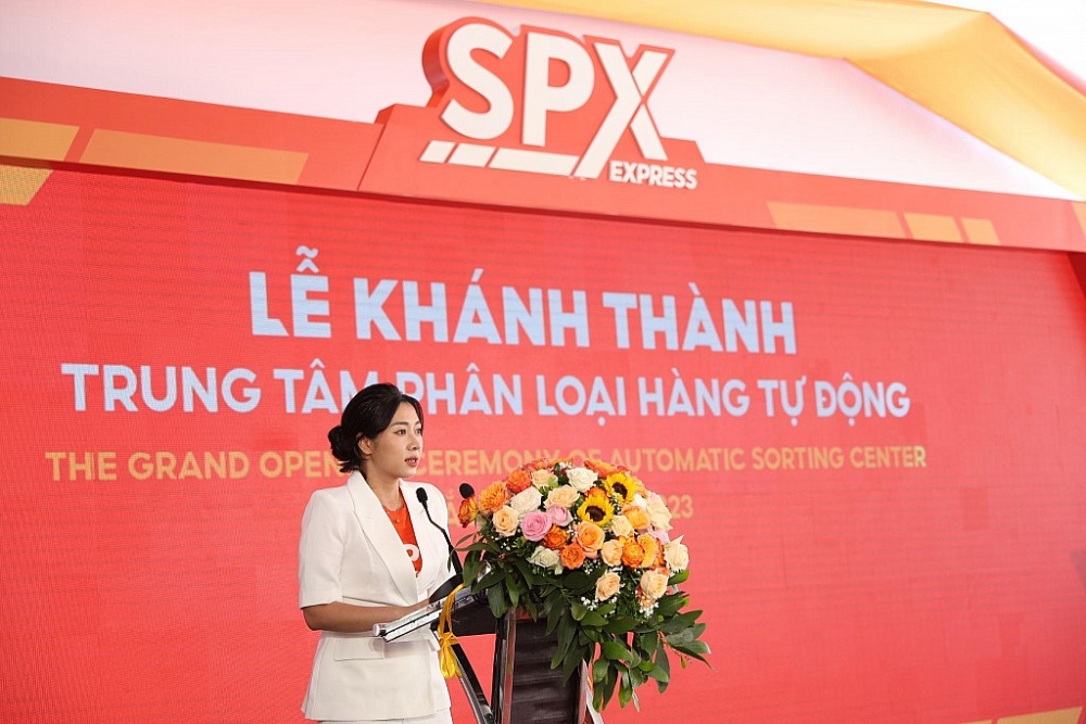 Bà Nguyễn Kim Anh, Giám đốc SPX phát biểu khai mạc lễ khánh thành Trung tâm phân loại hàng tự động