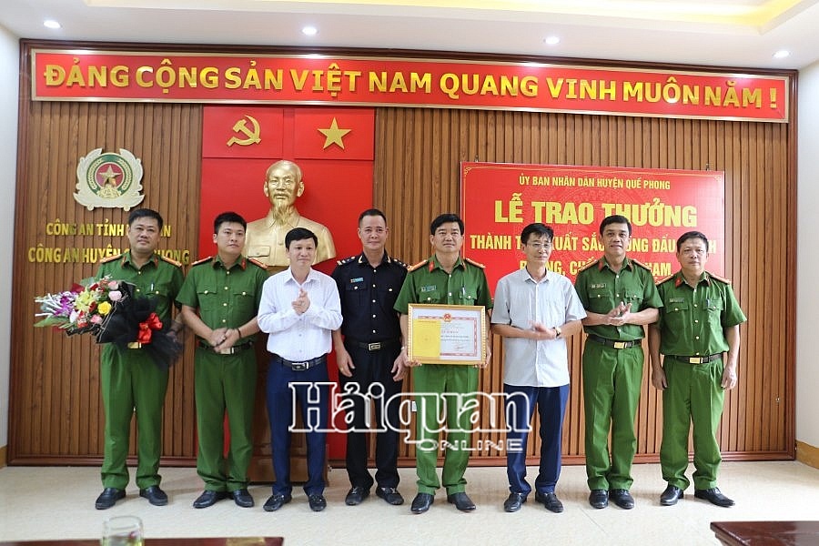 Đại diện UBND huyện Quế Phong khen thưởng cho các cá nhân, tập thể Công an huyện Quế Phong đạt thành tích xuất sắc trong phòng, chống tội phạm ma túy.