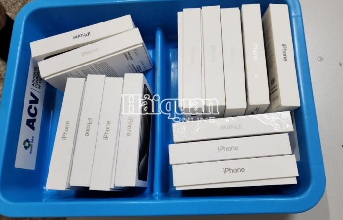 Bắt giữ 2 lô hàng Iphone 15 Pro Max nhập lậu qua sân bay Tân Sơn Nhất