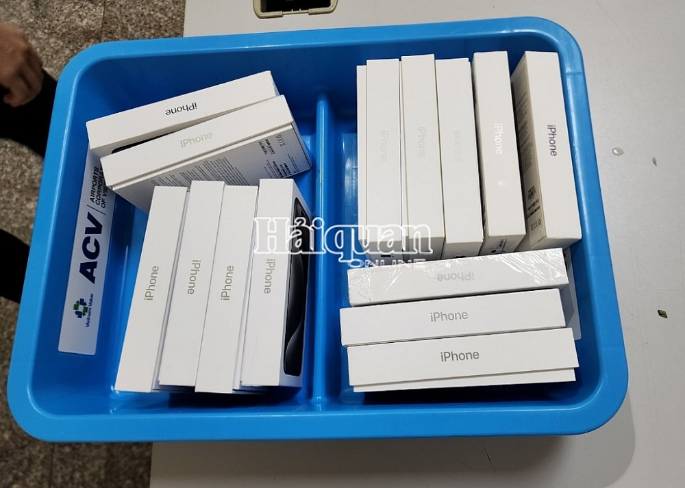 Bắt giữ 2 lô hàng Iphone 15 Pro Max nhập lậu qua sân bay Tân Sơn Nhất