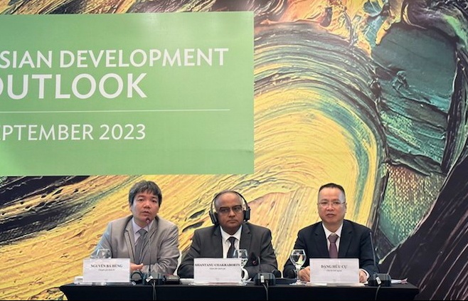 ADB điều chỉnh dự báo tăng trưởng GDP 2023 của Việt Nam xuống 5,8%