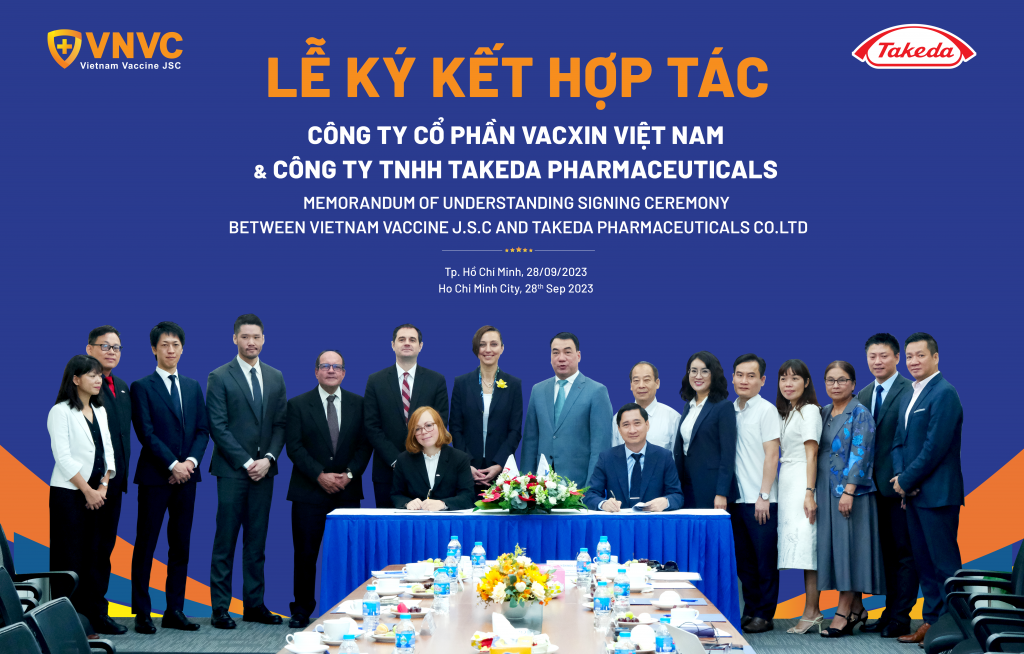 Đại diện Công ty TNHH Takeda Pharmaceuticals và đại diện Hệ thống tiêm chủng VNVC ký kết biên bản ghi nhớ hợp tác chiến lược.