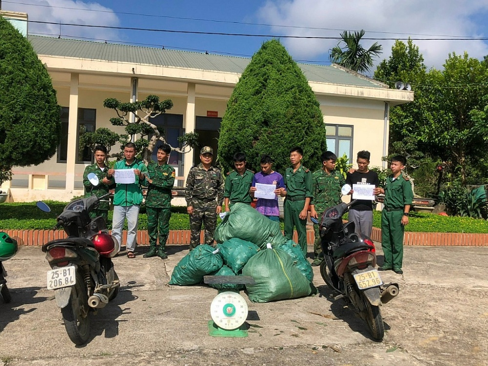 Ba đối tượng cùng tang vật vụ việc. Ảnh do Chi cục HQCK Ma Lù Thàng cung cấp.