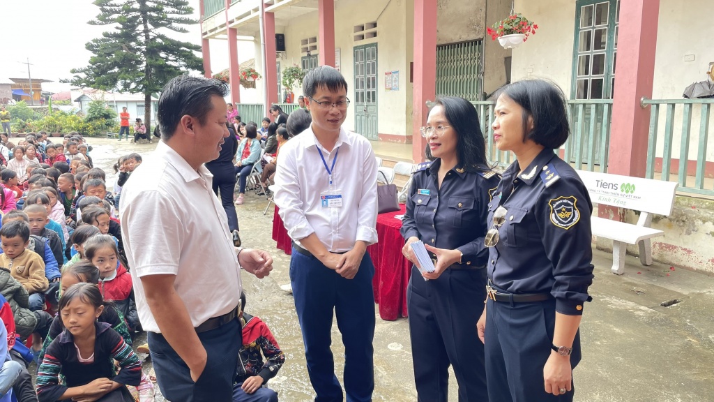 Ban Nữ công Tổng cục Hải quan trao tặng nhiều món quà ý nghĩa tới học sinh vùng cao