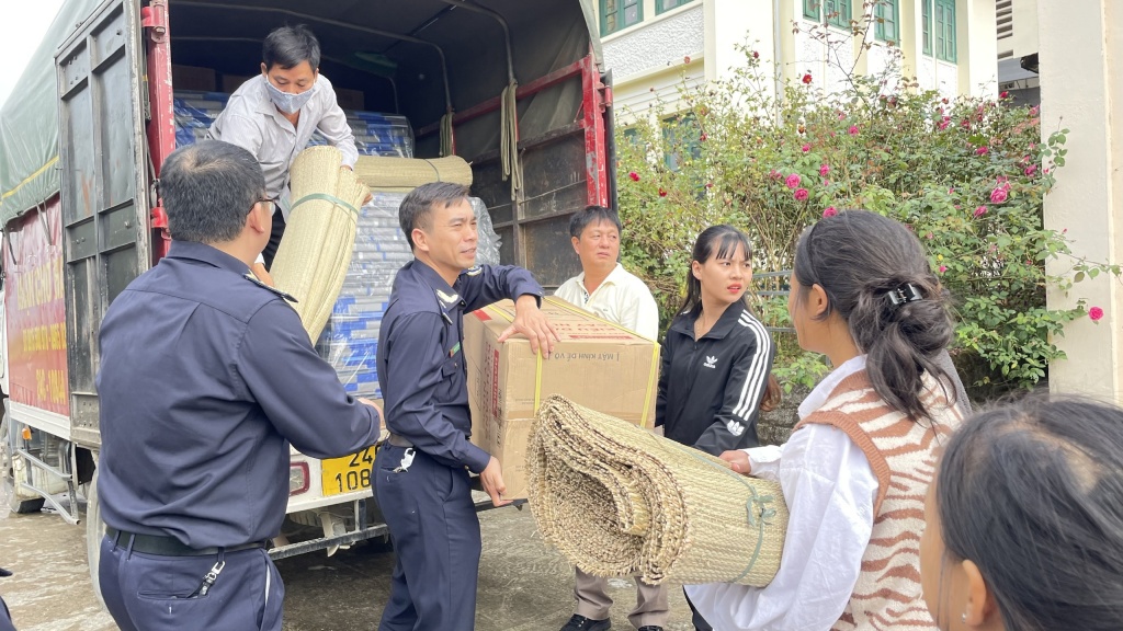 Ban Nữ công Tổng cục Hải quan trao tặng nhiều món quà ý nghĩa tới học sinh vùng cao