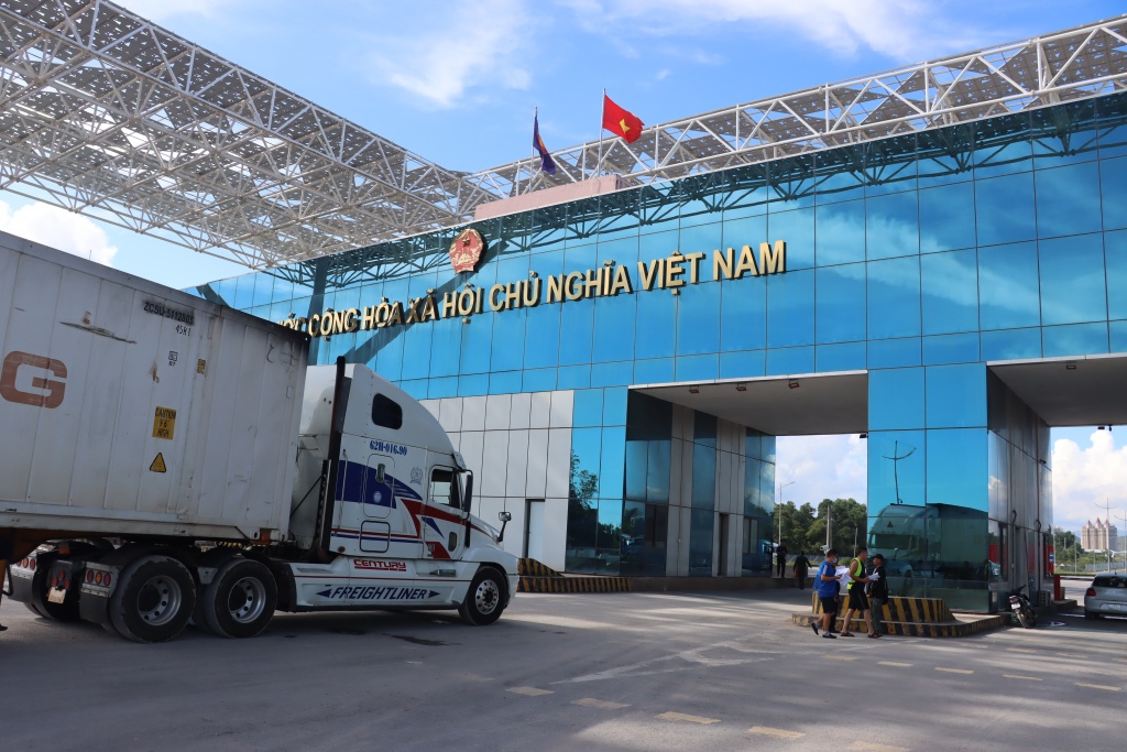 Xuất nhập khẩu hàng hóa qua cầu Bắc Luân II, Móng Cái, Quảng Ninh. Ảnh: Q.H