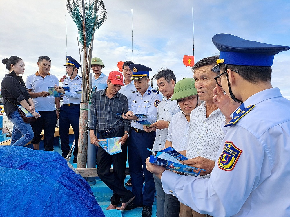 Hải đội 102 tuyên truyền phòng, chống IUU cho ngư dân xã Nhân Trạch.