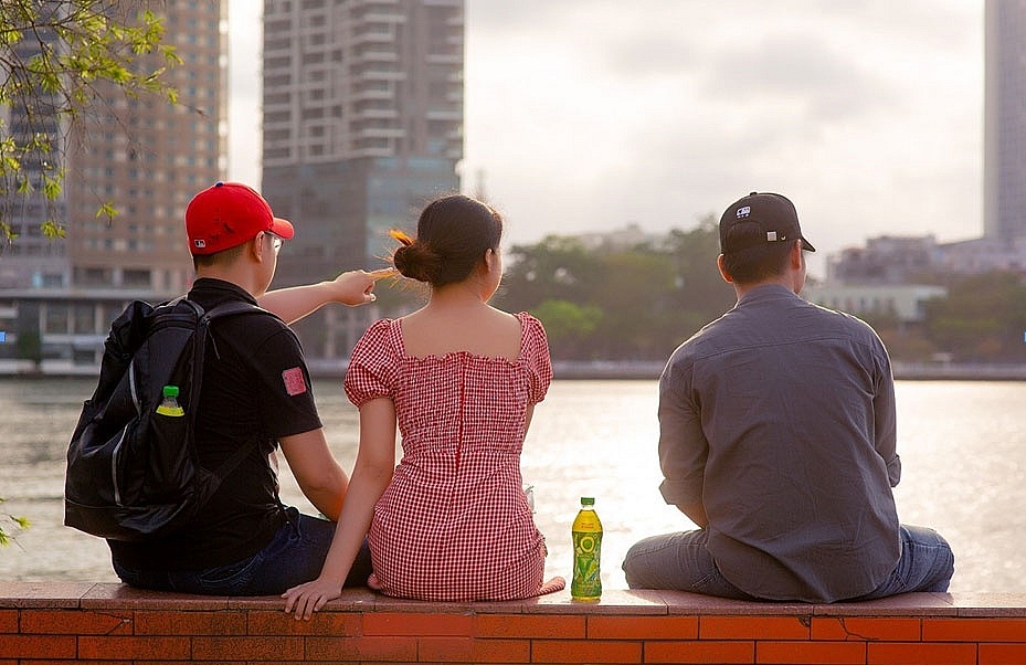 Người trẻ nỗ lực làm ngày cày đêm để Tết về quê có thêm tấm bánh, thùng trà