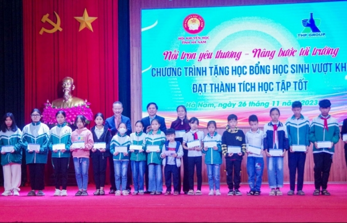 Tân Hiệp Phát tặng thêm 150 phần học bổng cho học sinh nghèo vượt khó tại Hà Nam