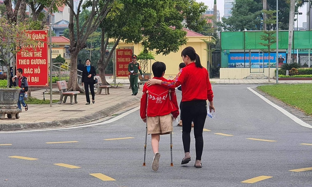 Tân Hiệp Phát tặng thêm 150 phần học bổng cho học sinh nghèo vượt khó tại Hà Nam