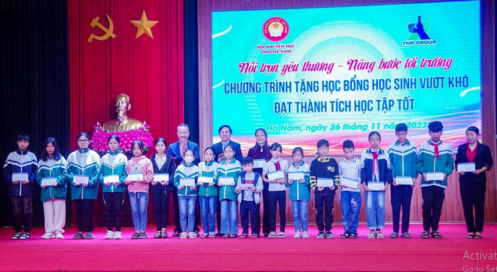 Tân Hiệp Phát tặng thêm 150 phần học bổng cho học sinh nghèo vượt khó tại Hà Nam