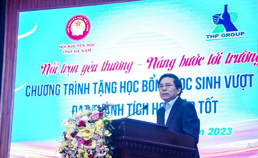 Tân Hiệp Phát tặng thêm 150 phần học bổng cho học sinh nghèo vượt khó tại Hà Nam