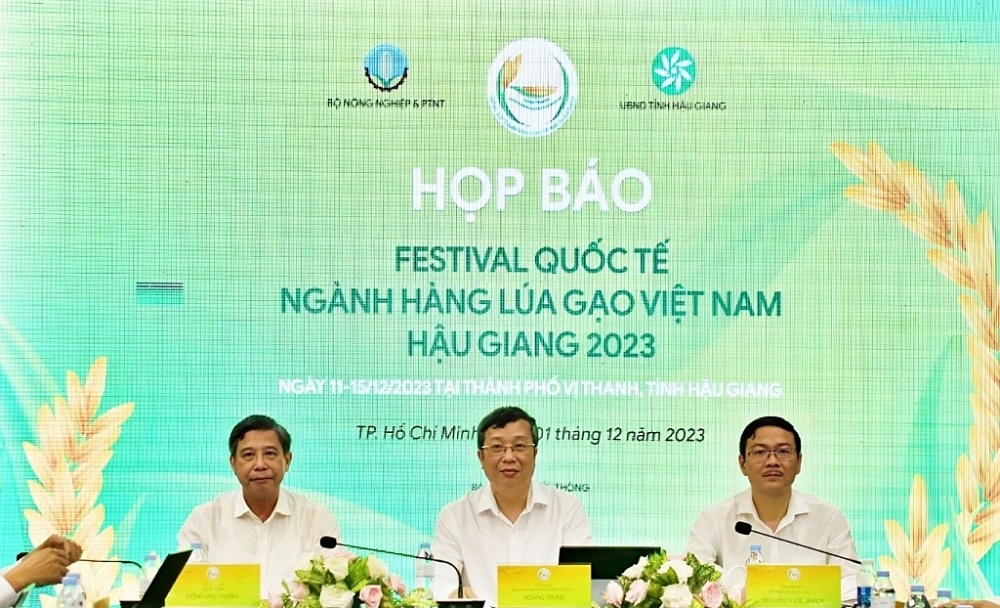 Ông Hoàng Trung, Thứ trưởng Bộ Nông nghiệp và Phát triển nông thôn chủ trì buổi họp báo