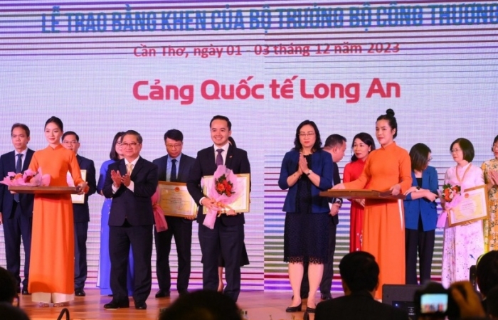 Cảng Quốc tế Long An nhận Bằng khen của Bộ trưởng Bộ Công Thương