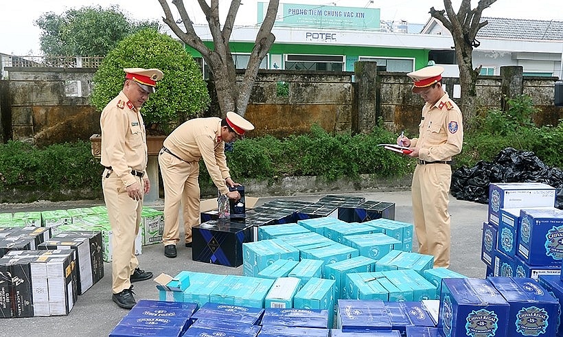 Lực lượng Công an kiểm tra số tang vật. Ảnh: CA Hà Tĩnh