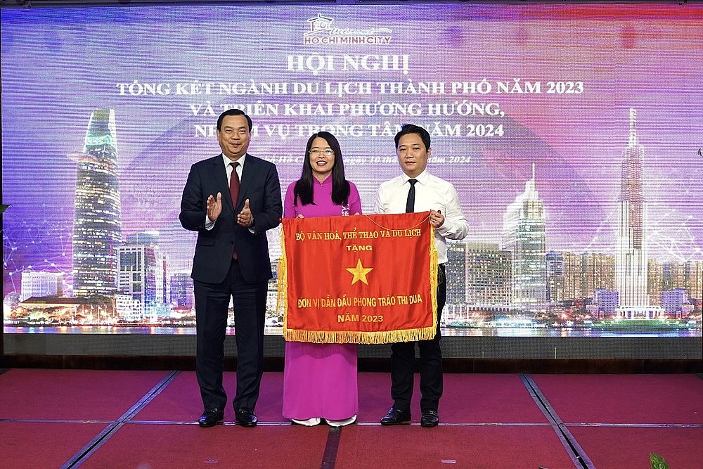 Ngành Du lịch TP.HCM nhận cờ thi đua đơn vị dẫn đầu phong trào thi đua năm 2023 của Bộ VH-TT&DL.