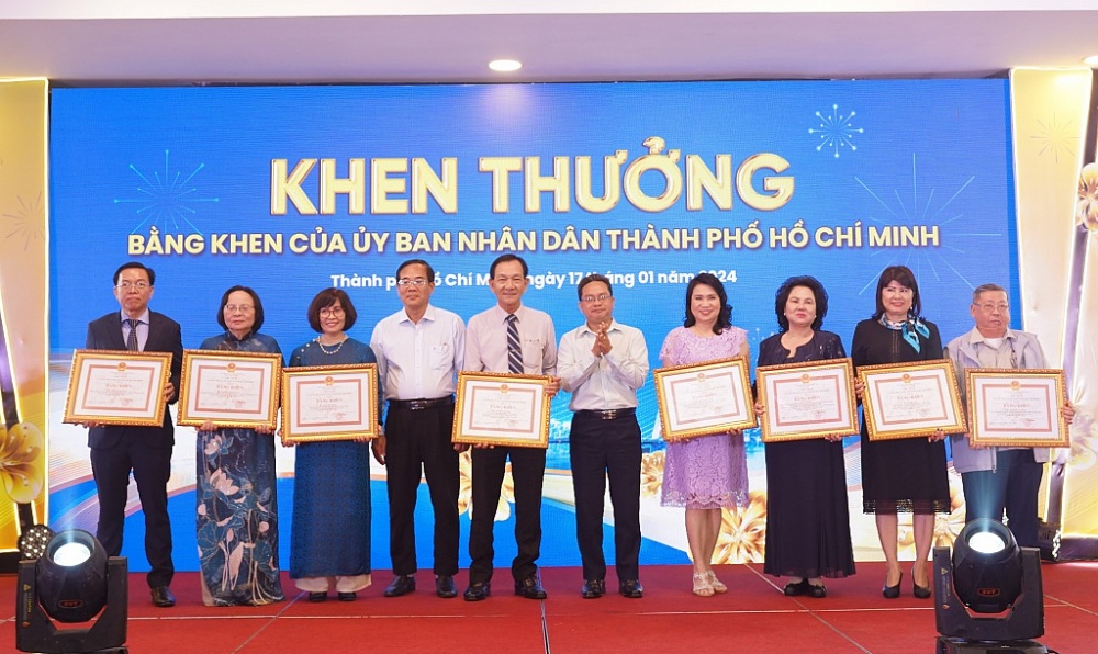 Đại diện các doanh nghiệp nhận Bằng khen của UBND TPHCM về thành tích xuất sắc trong năm 2023. Ảnh: T.D