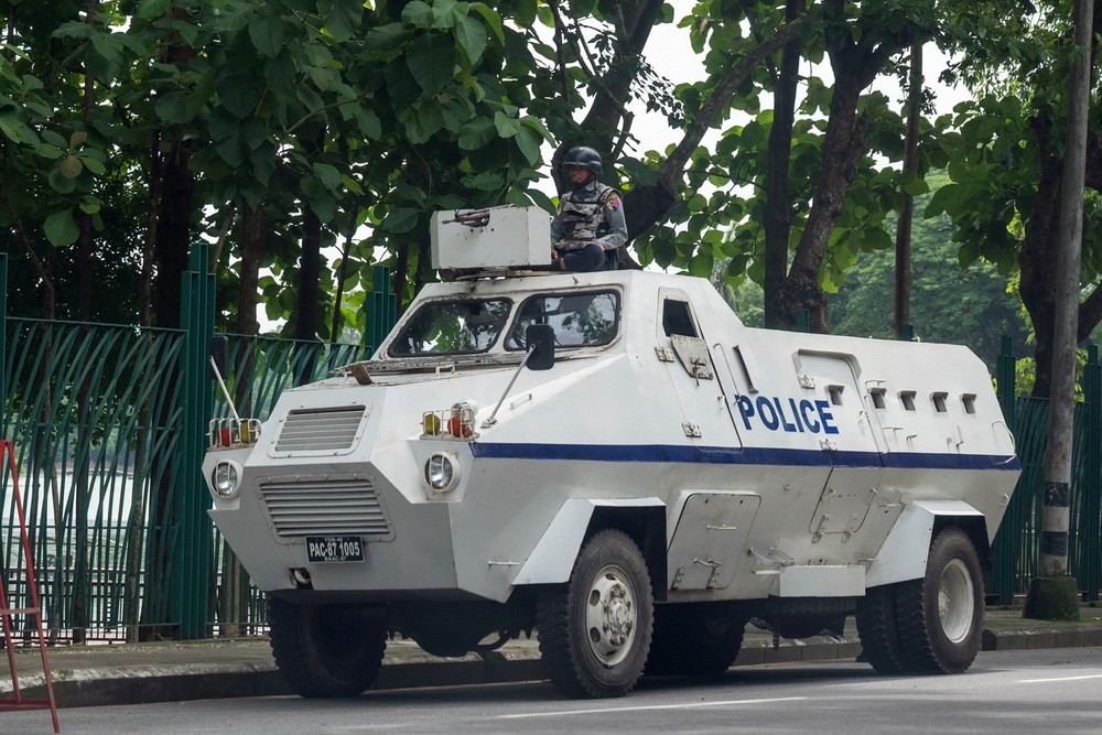 Cảnh sát tuần tra trên đường phố tại Yangon, Myanmar, ngày 19/7/2023. (Ảnh: AFP/TTXVN)