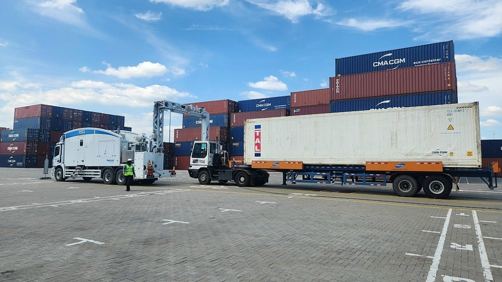 Hải quan Bà Rịa - Vũng Tàu đã đưa vào vận hành có hiệu quả 2 máy soi container di động tại địa điểm kiểm tra hàng hóa tập trung Cái Mép Thị Vải và các cảng khai thác container: cảng Gemalink, cảng SSIT, cảng CMIT, cảng TCTT,  cảng TCIT. 	Ảnh: N.H