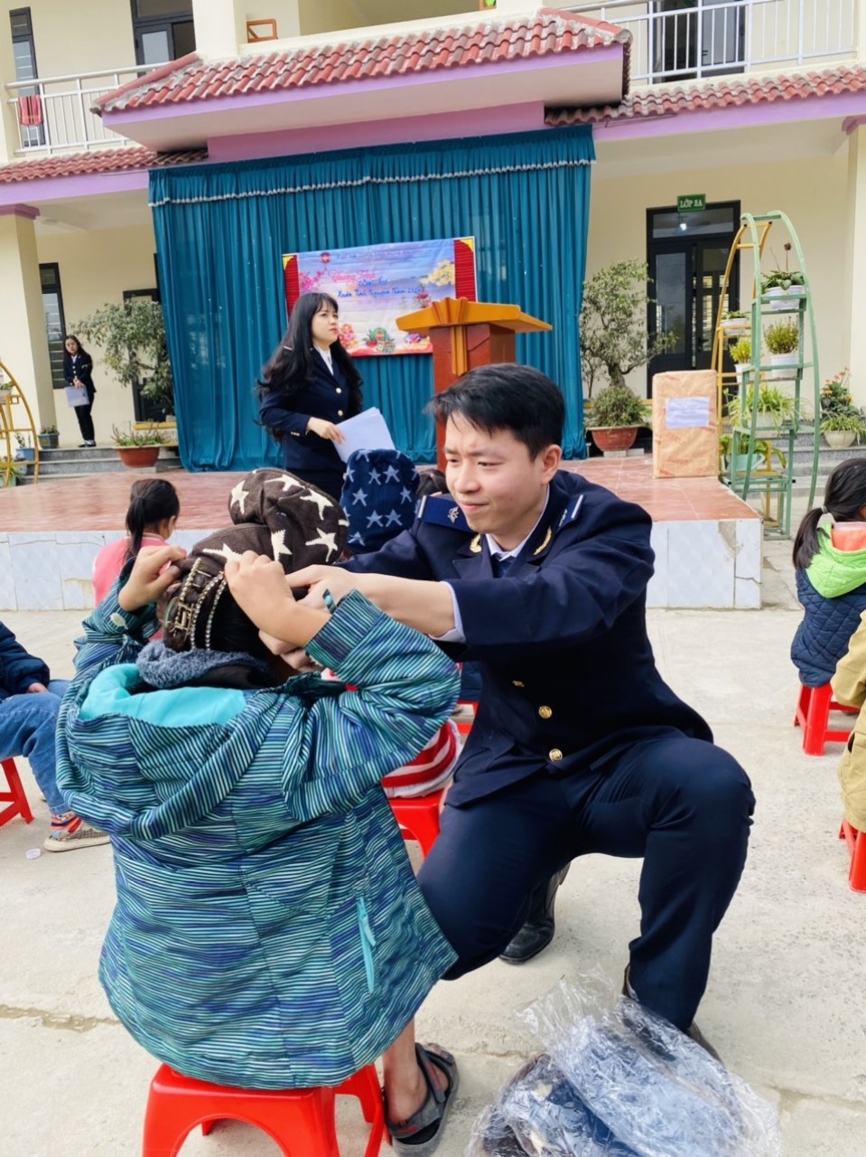 Những món quà ý nghĩa mang theo tấm lòng của CBCC Hải quan.