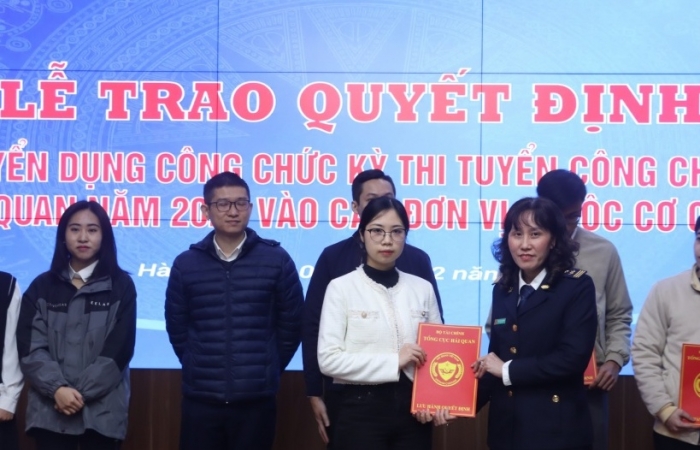 Trao quyết định cho 57 tân công chức trúng tuyển vào Tổng cục Hải quan