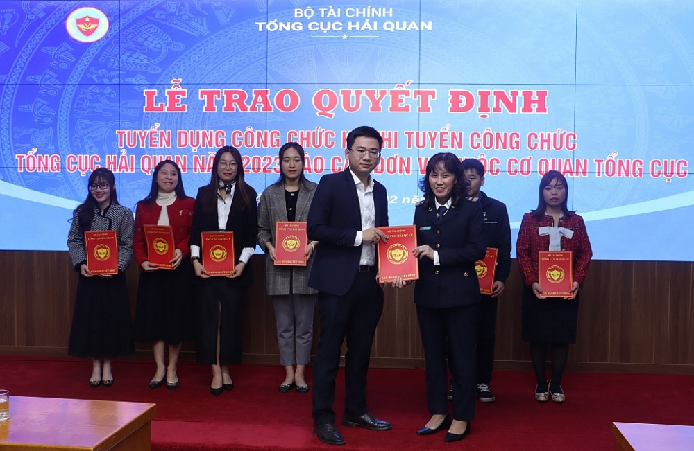 Trao quyết định cho 57 tân công chức trúng tuyển vào Tổng cục Hải quan