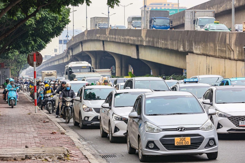 Xe ôtô lưu thông trên đường phố Hà Nội. (Ảnh: Huy Hùng/TTXVN)