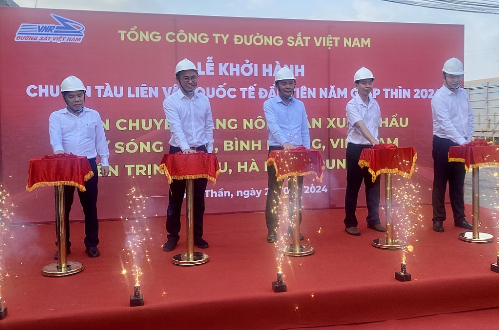 Trên 200 tấn nông sản đầu tiên năm Giáp Thìn 2024 khởi hành từ ga Sóng Thần đi Trung Quốc