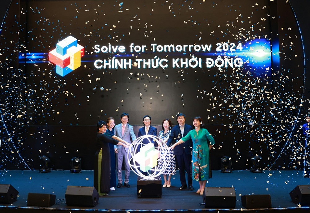 Các đại biểu thực hiện nghi thức khởi động cuộc thi Solve for Tomorrow 2024.