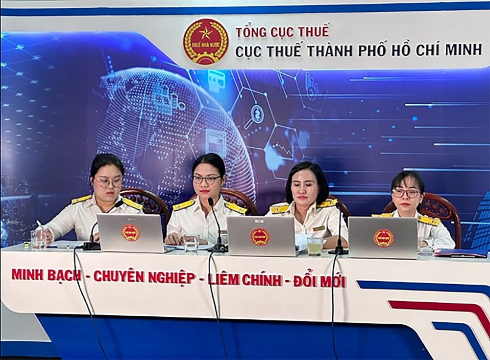 Cán bộ Cục Thuế TPHCM giải đáp vướng mắc của doanh nghiệp về quyết toán thuế tại Hội nghị trực tuyến ngày 27/3/2024.