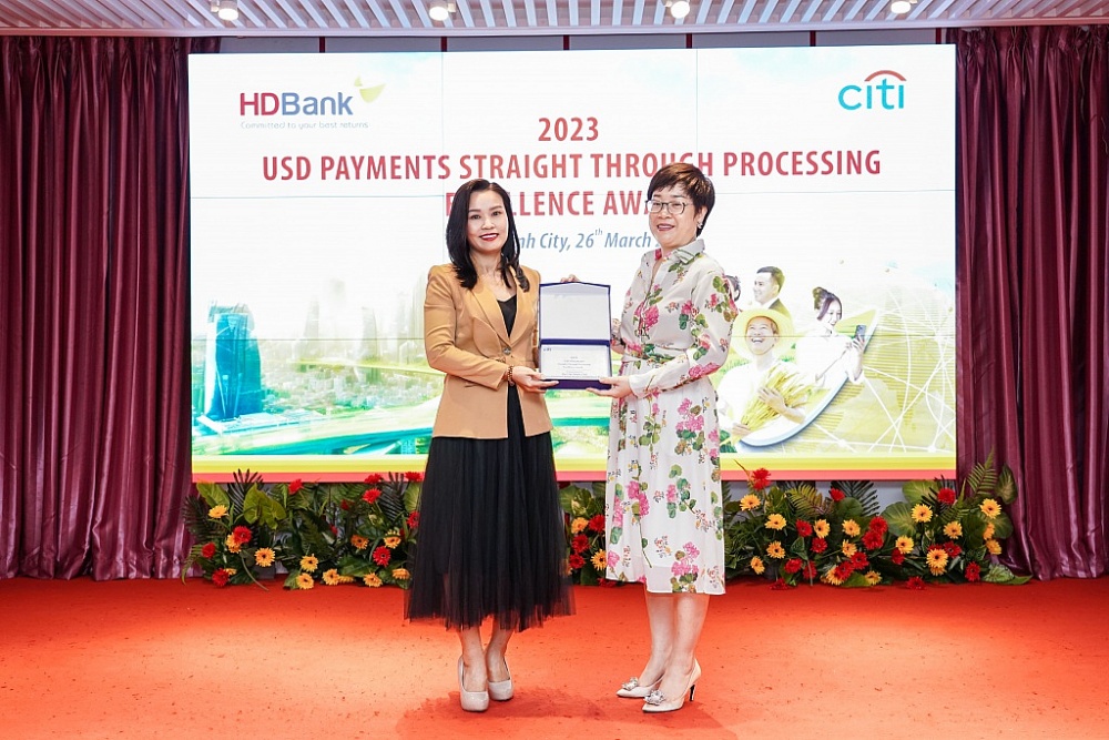 Đại diện HDBank nhận giải thưởng chất lượng thanh toán quốc tế xuất sắc năm 2023 từ Citibank