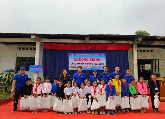 Các đoàn viên, thanh niên Hải quan tham gia tặng quà cho các em học sinh.