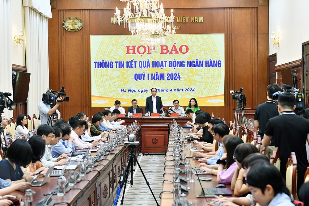 Phó Thống đốc NHNN Đào Minh Tú chủ trì họp báo.