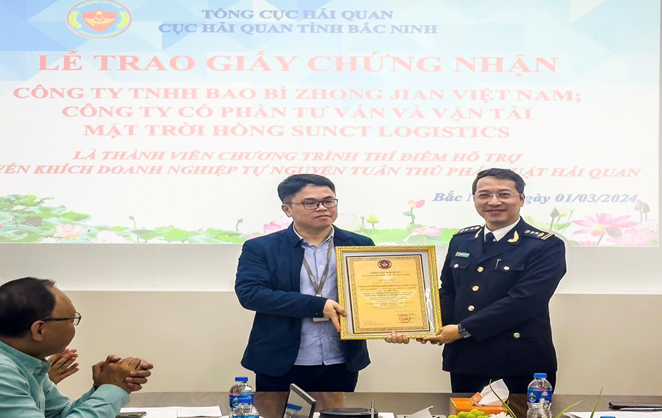 Lãnh đạo Chi cục Hải quan quản lý các KCN Yên Phong (Cục Hải quan Bắc Ninh) trao Giấy chứng nhận doanh nghiệp thành viên cho đại diện Công ty TNHH Bao bì Zhong Jian Việt Nam.