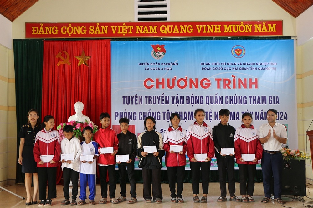 Thanh niên Hải quan Quảng Trị tuyên truyền vận động quần chúng phòng chống tội phạm ma túy