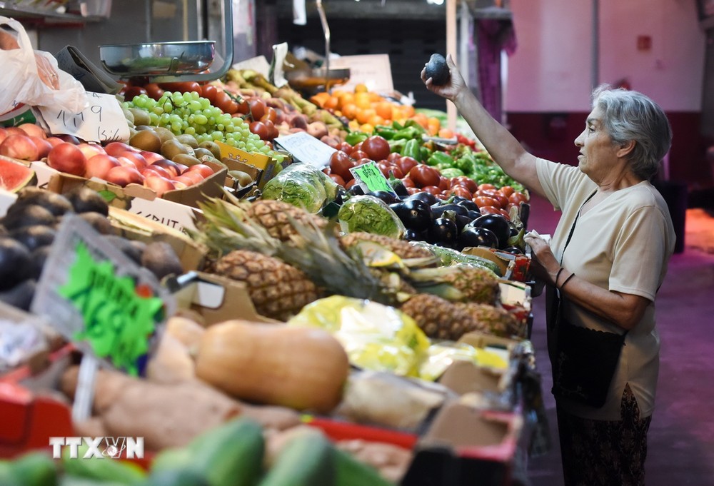 Người tiêu dùng mua sắm tại chợ ở Madrid, Tây Ban Nha. (Ảnh: AFP/TTXVN)