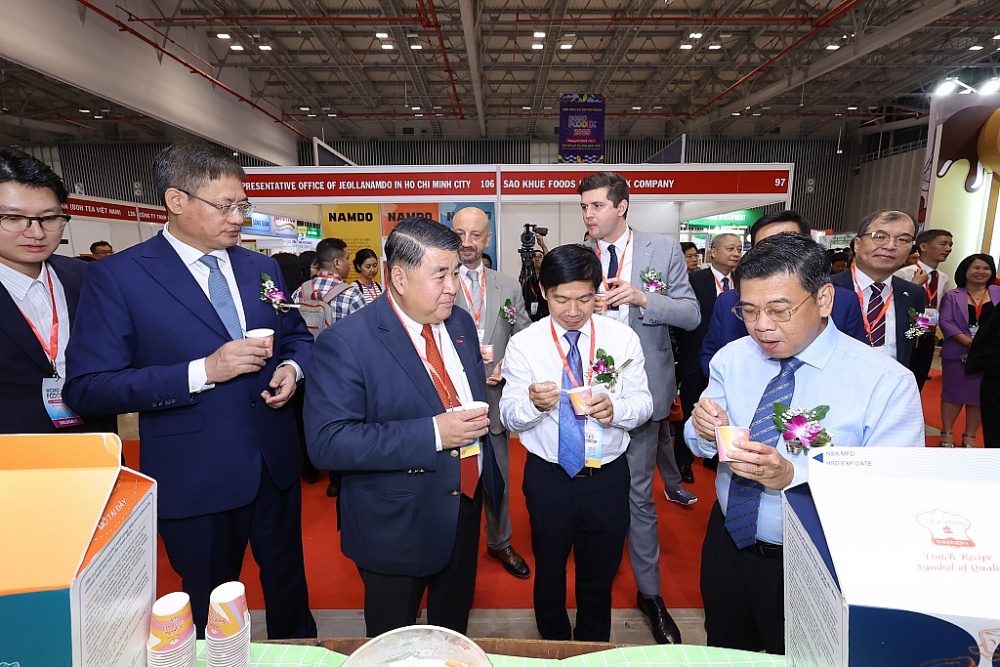 HCMC Foodex 2024: Khách tấp nập dùng thử món ngon Việt Nam